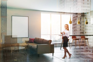 Kadın ile gri duvarlar, modern oturma odası iç kat, kahverengi deri kanepe ayakta yakınındaki yuvarlak sehpa üstündeki dikey posteri ile döşenmiş. Tonlu görüntü pozlama sahte katlayın