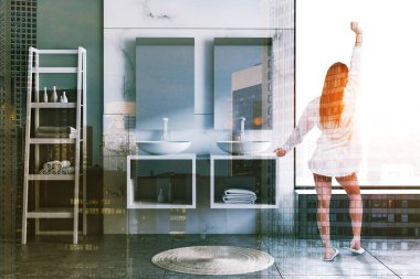 Üstlerindeki iki aynalar ile beyaz mutfak tezgahı üzerinde çift lavabo duran beyaz mermer banyo iç kadında. Çift tonlu görüntü pozlaması