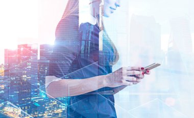 Tanınmayan sarışın iş kadını onun smartphone vasıl cityscape çift pozlama ile seyir elbise portresi. İletişim iş kavramı. Tonlu görüntü