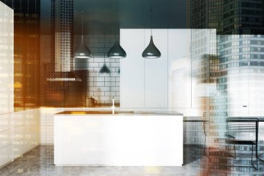 Siyah tuğla duvar, beton zemin, beyaz dolapları ve mutfak tezgahı ile modern mutfak, lavabo ile beyaz ve gri ada ve siyah masa sandalye ile bir kadın. Çift tonlu görüntü pozlaması bulanıklık