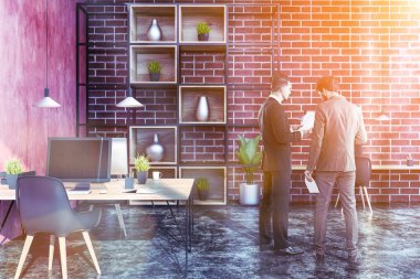 Ahşap Masa bilgisayarlar ve gri sandalyeler ve kitaplık vazo ile iki işadamları iç duvarlar, siyah zemin, kırmızı ve tuğla ile modern ofis. Tonlu görüntü