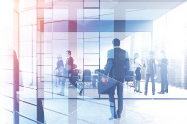 Yürüyüş ve konferans salonu ile gökdelenin çift pozlama ile modern ofis çalışmalarında tartışırken iş adamları. Tonlu görüntü
