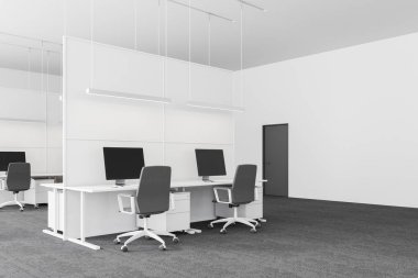 Beyaz duvarları, halı kaplı zemin, beyaz bilgisayar masaları gri sandalyeler ve duvardaki Gri kapı ile modern ofis iç. 3D render