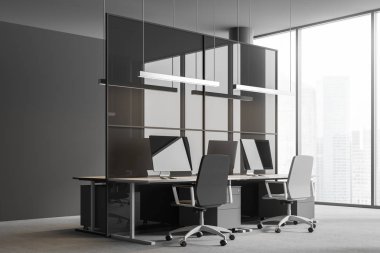 Gri ve cam duvarlar, beton zemin ve siyah ve beyaz sandalye ile ışık ahşap ve gri Bilgisayar masaları ile panoramik office köşesinde. 3D render