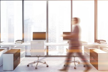 Panoramik office çalışma alanı kiremitli kat ile cityscape penceresiyle ve beyaz ve ahşap bilgisayar masa üstünde iki masaüstü ile iş adamı. Görüntü bulanık tonda