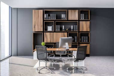 Ceo office Gri duvarlar, panoramik pencerelere, beton zemin ile iç ve beyaz ve ahşap tablo bilgisayar ve siyah sandalye ile. Klasörleri ile ışık ahşap kitaplık. 3D render