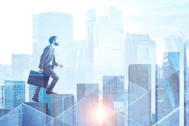 Bavul cityscape arka plan üzerinde grafik şeklinde Merdiven tırmanma ile iş adamı. Kariyer basamaklarını ve iş dünyasında başarı kavramı. Çift tonlu görüntü pozlaması