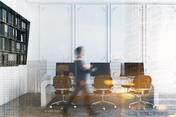 İç Office bilgisayar ve kahverengi sandalyeler ve raflardan klasörlerle fütüristik beyaz masa beyaz duvarlı, altıgen desen kat, iş adamı. Çift tonlu görüntü pozlaması bulanıklık
