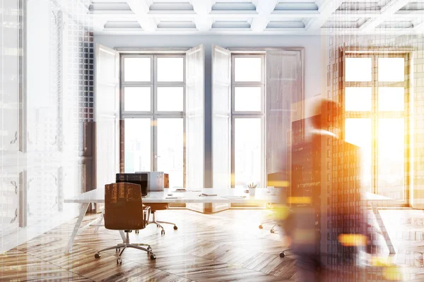 Modern ofis iç beyaz duvarlar, ahşap zemin, büyük beyaz masa ile dizüstü bilgisayarlar ve ahşap kepenkleri ile pencere eşiği ile iş adamı. Çift tonlu görüntü pozlaması bulanıklık