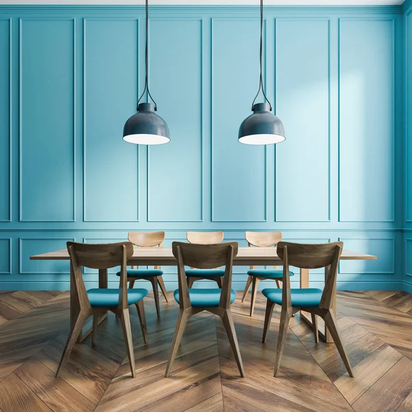 Innenraum Des Esszimmers Mit Blauen Paneelwänden Holzboden Holztisch Mit Blauen — Stockfoto