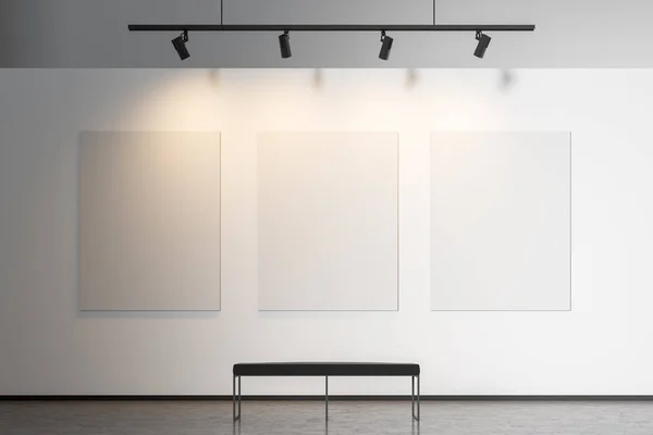 Interior Galeria Com Paredes Brancas Piso Concreto Três Cartazes Verticais — Fotografia de Stock