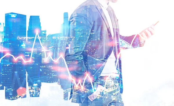 Onun smartphone ayakta, cityscape ve onun yansıma arka plan kırmızı grafik ile bakan sakallı tanınmaz işadamı yan görünüm. Çift tonlu görüntü pozlaması
