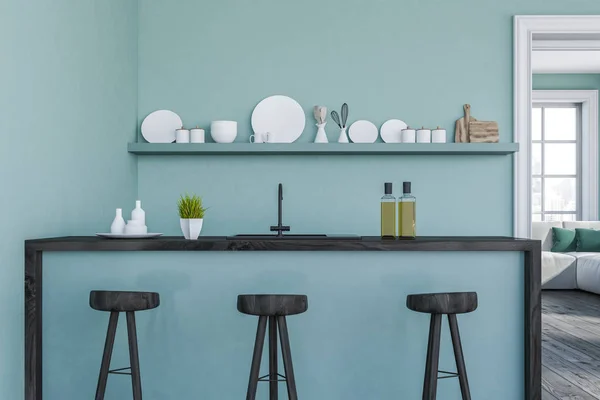 现代化的厨房内部有蓝色的墙壁 木地板 蓝色和深色的木条 凳子和带盘子的架子 — 图库照片