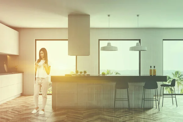 Mujer Interior Elegante Cocina Con Paredes Blancas Suelo Madera Ventanas — Foto de Stock