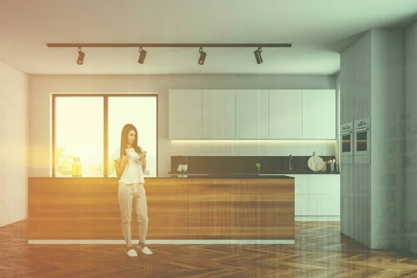 Vrouw Interieur Van Keuken Met Witte Muren Houten Vloer Witte — Stockfoto