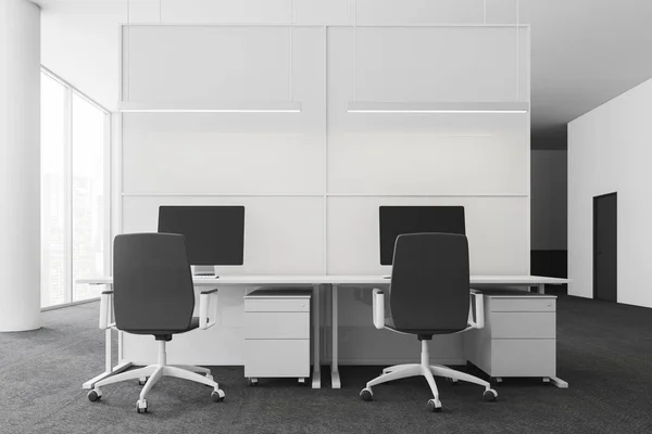 Frontansicht Eines Modernen Büros Mit Weißen Wänden Säulen Weißen Computertischen — Stockfoto