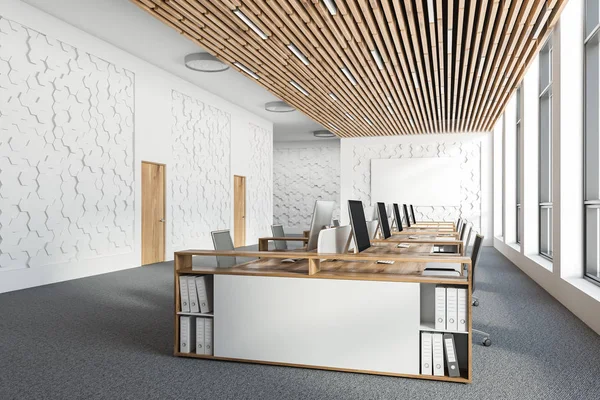 开放空间办公室内部与白色六角形图案墙 一排排白色和木制的电脑桌子和水平海报 渲染模拟 — 图库照片