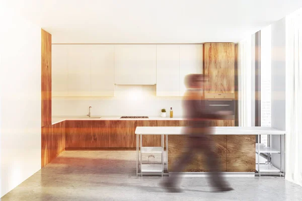 Muž Interiéru Moderní Kuchyně Bílými Stěnami Betonové Podlahy Dřevěné Desky — Stock fotografie