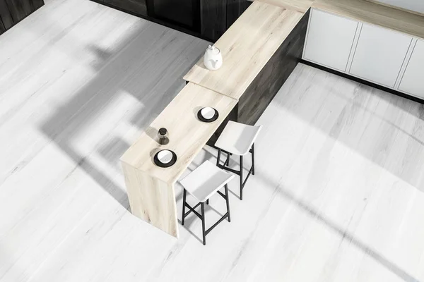 木制厨房酒吧的顶部景观 两个白色凳子站在时尚的厨房内部 木制和白色的台面 — 图库照片