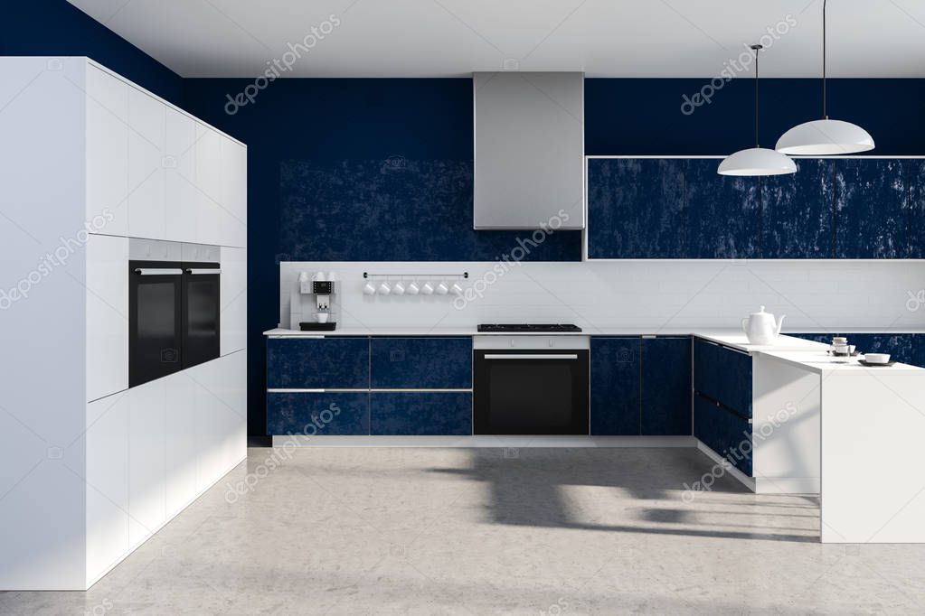 una cocina con paredes azules y armarios blancos en la pared, hay un  televisor montado sobre el fregadero Fotografía de stock - Alamy