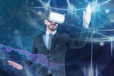 Takım elbiseli sakallı işadamı ve sanal gerçeklikte grafik arabirimini kullanan vr gözlükleri. Geleceğin teknolojisi kavramı. Tonlu görüntü çift pozlama