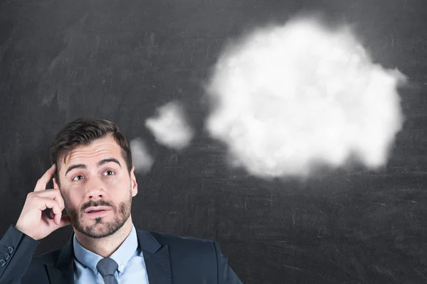 Koyu Takım Elbise Ayakta Blackboard Düşünce Cloud Yakınındaki Karışık Sakallı — Stok fotoğraf