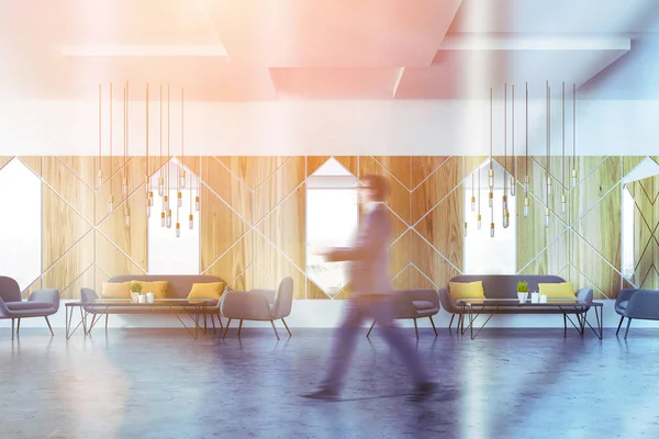 Homme Marchant Intérieur Café Moderne Avec Des Murs Bois Sol — Photo