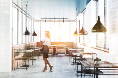 Beyaz ve ahşap duvarlar, petek desen kat, metal sandalye, koltuk ve banklar ile ahşap masa ile modern restoran iç kadında. Çift tonlu görüntü pozlaması