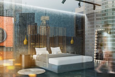 Yatak odasının köşesinde beton ve gri duvarları olan bir kadın, koyu ahşap döşeme, yuvarlak komodinli, dikey aynalı ve açık banyo kapısı olan gri ana yatak. Renkli resim çift pozlama bulanıklığı