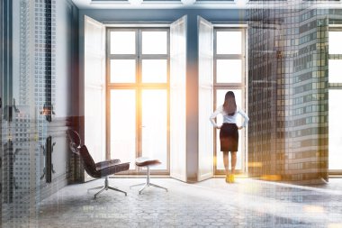 Gri duvarlar, altıgen desen zemin ve siyah koltuk ile minimalist oturma odası penceresinde bakan iş kadını. Tonlu görüntü çift pozlama