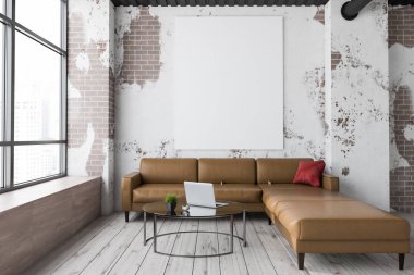 Grunge tuğla duvarlar, ahşap zemin, geniş pencere, sehpa duran büyük bej deri kanepe oturma odası iç. Dikey poster. 3D render alay