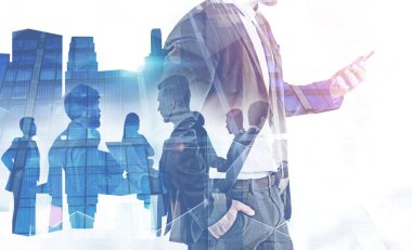 Yan görünüm tanınmaz işadamı onun smartphone ekran ayakta, cityscape arka plan üzerinde ekibi üyeleri çift pozlama ile arıyorum. Tonlu görüntü