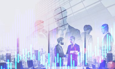 Yöneticileri ile birlikte içinde yazıhane çift pozlama cityscape ve mavi grafik ile çalışan araçlar portreleri. Borsa kavramı. Tonlu görüntü