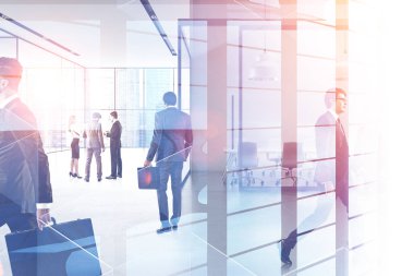 Yürüyüş ve toplantı salonu ile gökdelenin çift pozlama ile modern ofis çalışmalarında tartışırken iş adamları. Tonlu görüntü