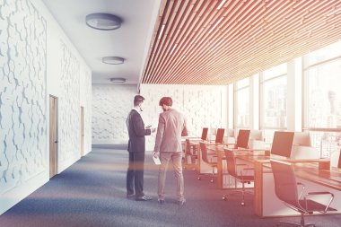 İşadamları iç açık alan Office beyaz altıgen desen duvarlar, halı kaplı zemin, beyaz ve ahşap mobilyalı kasalar ve büyük pencereler ile. Tonlu görüntü