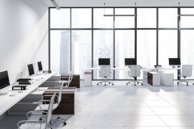 Beyaz duvarlar, karo zemin, beyaz ve ahşap bilgisayar masaları duvar ve pencere ve beyaz sandalyeler boyunca duran panoramik ofis Iç. 3d render