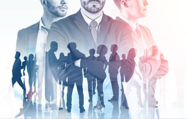 Üç tanınmaz emin yöneticileri ile ayakta kolları ile birlikte çalışan iş insanlar siluetleri çift pozlama geçti. Kurumsal yaşam tarzı kavramı. Tonlu görüntü