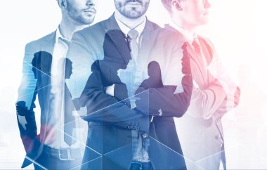 Üç tanınmaz emin yöneticileri ile ayakta silah onların ekip üyeleri ve modern cityscape arka plan çift pozlama ile geçti. Tonlu görüntü