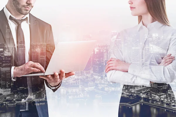 Unrecognizable Businessman Using Laptop Confident Businesswoman Standing Crossed Arms Night — Stock Photo, Image