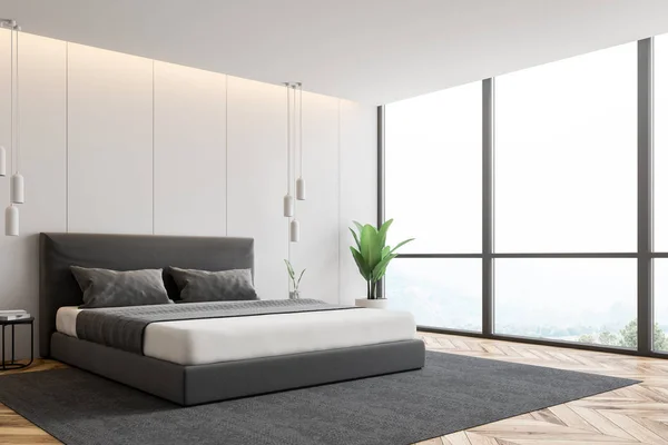 Hoek Van Panoramische Slaapkamer Met Witte Muren Houten Vloer Grijze — Stockfoto