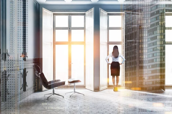 Geschäftsfrau Schaut Fenster Des Minimalistischen Wohnzimmers Mit Grauen Wänden Sechseckigem — Stockfoto