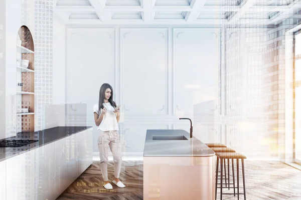 Mujer Interior Cocina Moderna Con Paredes Blancas Suelo Madera Encimeras — Foto de Stock