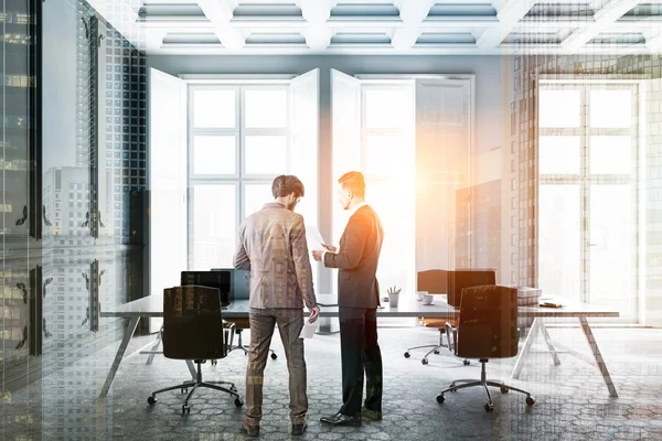 Dos Hombres Negocios Interior Oficina Moderna Con Paredes Grises Blancas — Foto de Stock