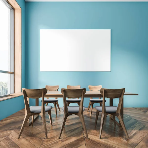 青い壁 木の床 灰色と木製の椅子と壁に水平のポスターと木製のテーブルがあるダイニング ルームのインテリア レンダリングをモックアップします — ストック写真