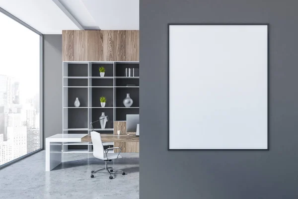 内部经理办公室与灰色的墙壁 混凝土地板 白色和木制的电脑桌与白色的椅子和书柜与花瓶 前景中的垂直海报 渲染模拟 — 图库照片