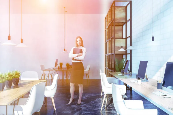 Femme Intérieur Bureau Moderne Avec Des Murs Blancs Briques Longues — Photo