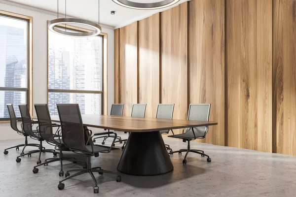 Sitzungsecke Büro Mit Dunklen Holzwänden Steinboden Zwei Großen Fenstern Und — Stockfoto