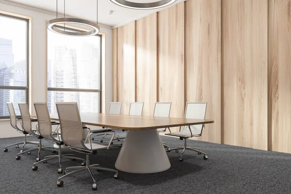 Sitzungsecke Büro Mit Holzwänden Teppichboden Zwei Großen Fenstern Und Langem — Stockfoto