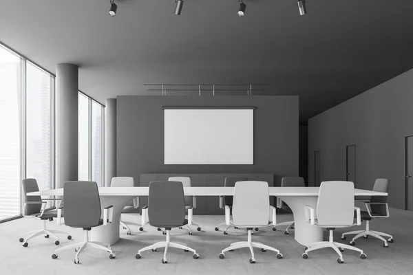 全景会议室的内部 有灰色的墙壁 混凝土地板 长长的白色桌子 灰色和白色的椅子和模拟屏幕上的墙 — 图库照片
