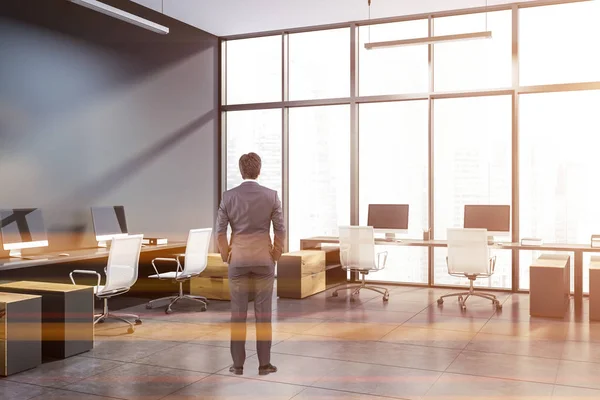 Homme Affaires Dans Coin Bureau Moderne Avec Des Murs Gris — Photo